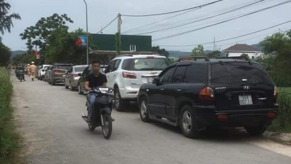 Cảnh sát bao vây, phong tỏa hiện tường nơi xảy ra vụ việc.