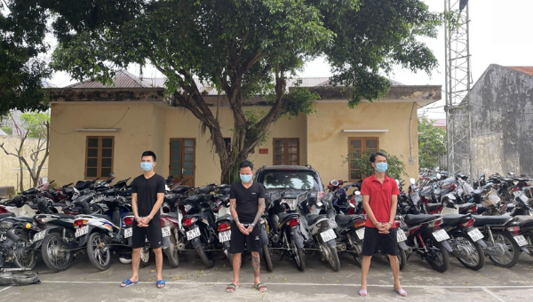 3 đối tượng: Nguyễn Đình Văn, Phạm Văn Phi, Nguyễn Đình Đạt và số xe máy thu giữ. (Từ phải qua trái)