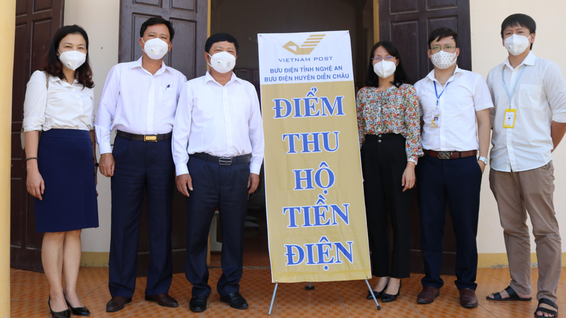Đại diện Điện lực Nghệ An và Bưu điện Nghệ An tại một điểm thu hộ tiền điện