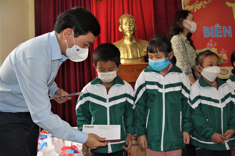 Báo PLVN trao quà Tết cho xã nghèo vùng biên huyện Con Cuông, Nghệ An ảnh 3