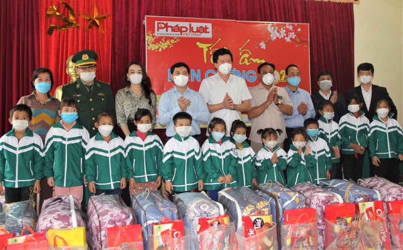 Báo PLVN trao quà Tết cho xã nghèo vùng biên huyện Con Cuông, Nghệ An ảnh 1