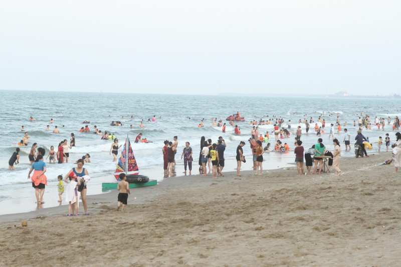 Bãi biển Cửa Lò chật kín du khách những ngày nắng nóng.