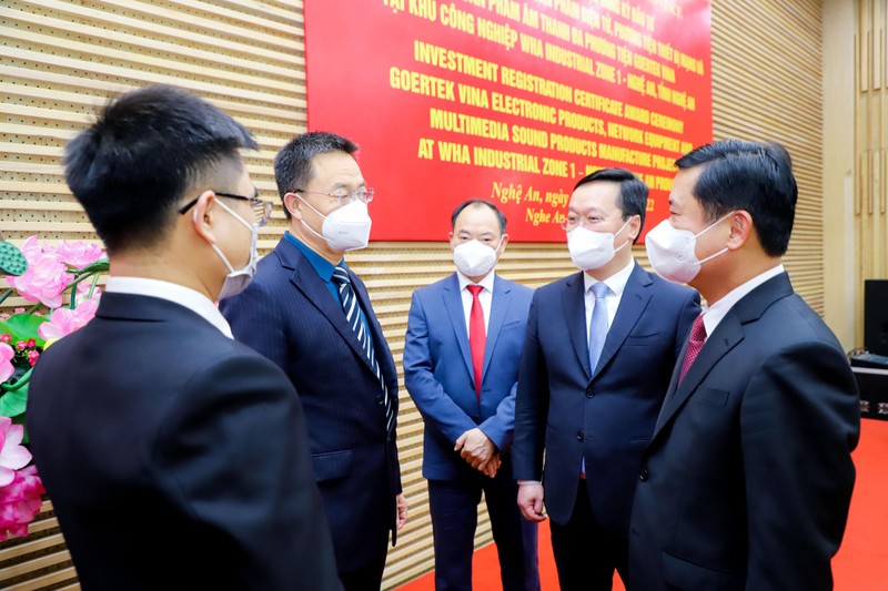 Bí thư Tỉnh ủy Thái Thanh Quý và Chủ tịch UBND tỉnh Nguyễn Đức Trung trao đổi với ông Jiang Hong Zhai - Phó Chủ tịch cao cấp Tập đoàn Goertek