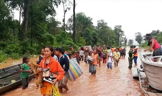 Người dân Lào phải sơ tán vì đập thủy điện vỡ, ảnh hưởng nặng nề tới đời sống, xã hội. Ảnh: Reuters