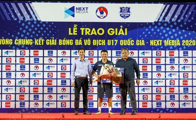 Văn Quyến đã trưởng thành trong vai trò HLV