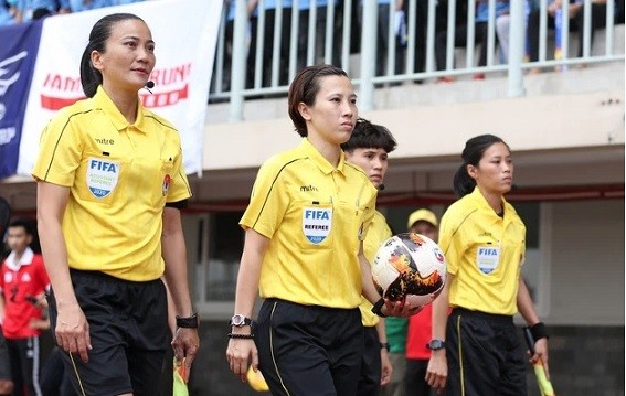 Trọng tài Bùi Thị Thu Trang (ở giữa) và trợ lý trọng tài Trương Thị Lệ Trinh (bên trái)