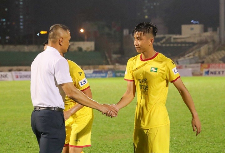 Phan Văn Đức bày tỏ tri ân với HLV Quang Trường.