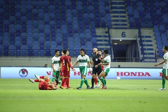 Tuấn Anh bị đau phải rời sân sau một tình huống vào bóng nguy hiểm của cầu thủ đội bạn. Ảnh: Tuấn Hữu/VFF