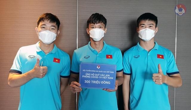 Đội trưởng Quế Ngọc Hải và hai đội phó Lương Xuân Trường, Đỗ Duy Mạnh đại diện ĐT Việt Nam ủng hộ 300 triệu đồng vào Quỹ vắc-xin phòng, chống COVID-19.