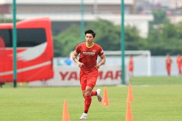 Đoàn Văn Hậu (phải) trở về CLB để tiếp tục điều trị hồi phục chấn thương
