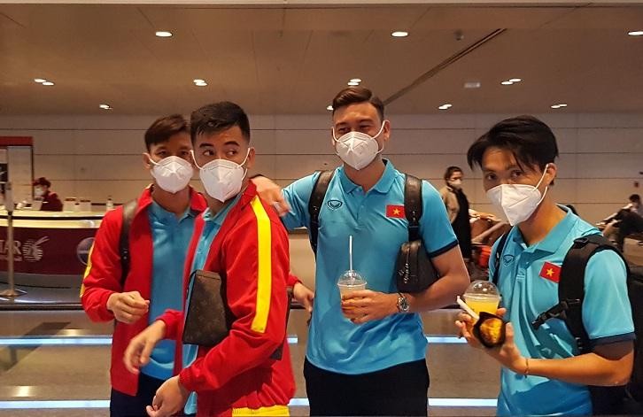 Đặng Văn Lâm tái ngộ các đồng đội tại sân bay Doha.