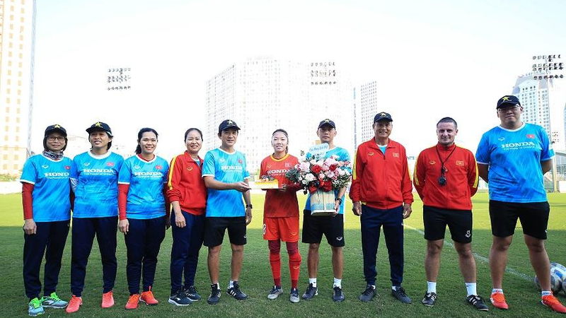 Huỳnh Như được chúc mừng sinh nhật trước buổi tập đầu tiên của ĐT Nữ quốc gia