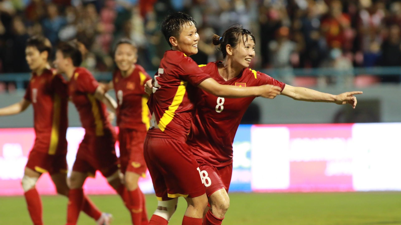 Niềm vui của Thùy Trang sau khi ghi bàn thắng vào lưới ĐT nữ Philippines, nâng tỷ số lên 2-1 cho ĐT nữ Việt Nam. Trận đấu đang diễn ra rất hấp dẫn dưới sự cổ vũ cuồng nhiệt của khán giả trên sân Cẩm Phả, Quảng Ninh - địa điểm diễn ra môn bóng đá nữ SEA Games 31.