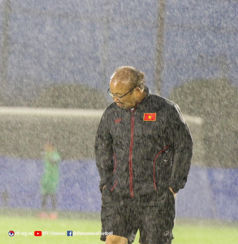 Trong tập luyện cũng như thi đấu, huấn luyện viên Park Hang seo không ngại mưa gió, luôn tận tâm với công việc của mình, truyền năng lượng khát khao chiến thắng cho các cầu thủ mỗi khi ra trận