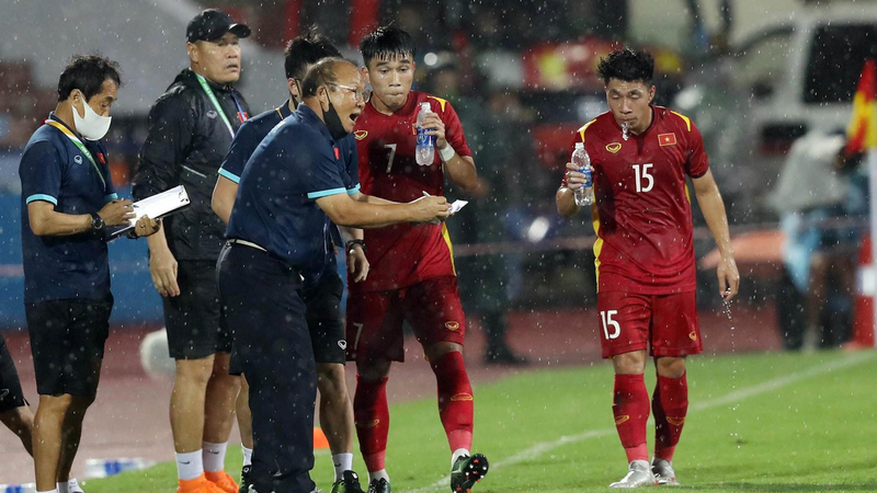 Ông Park dầm mưa chỉ đạo học trò trận trận đấu với U23 Philippines. Đây là một trận đấu U23 Việt Nam bế tắc và không ghi được bàn thắng.