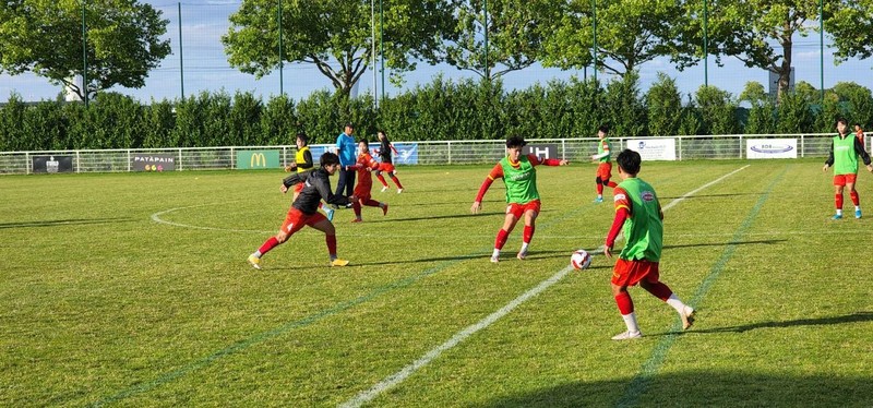 Đội tuyển nữ Việt Nam tập làm quen sân thi đấu tại Pháp ảnh 1