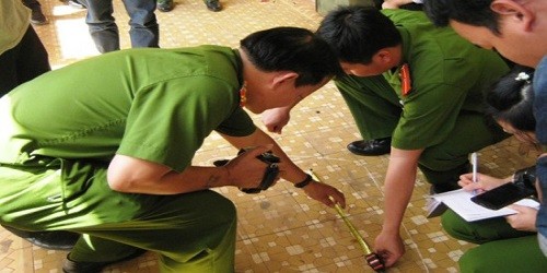 Công an khám nghiệm hiện trường. Ảnh minh họa.