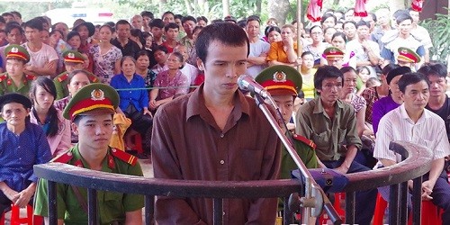 Bị cáo trước vành móng ngựa.