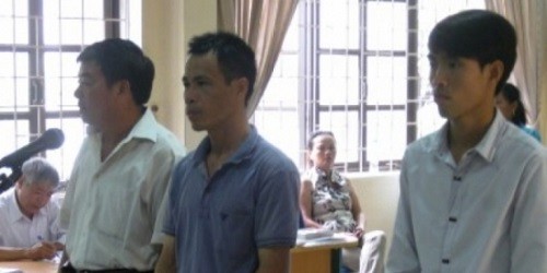 Ông Bộ (ngoài cùng bên trái) cùng hai bị cáo Ngọc và Quyền tại phiên tòa sơ thẩm của Tòa án nhân dân quận Hoàng Mai.