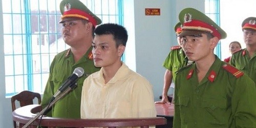 Bị cáo trước vành móng ngựa.