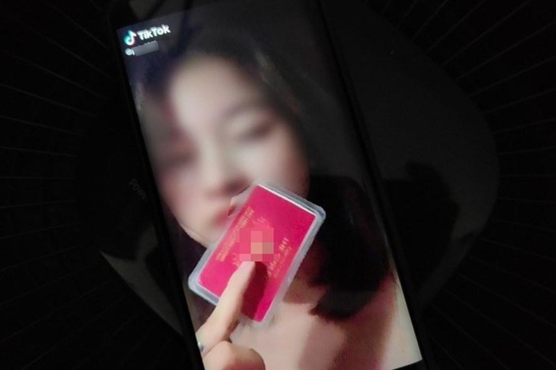 T khoe "thẻ đỏ" trên mạng.