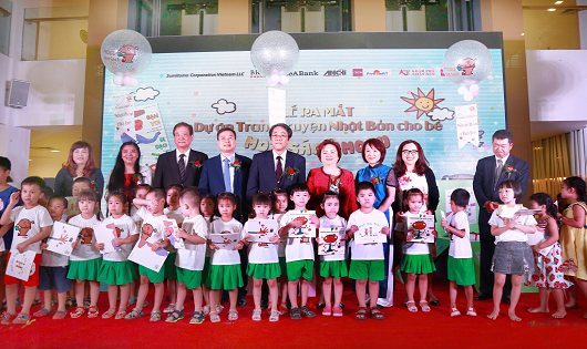 Bà Nguyễn Thị Nga - Chủ tịch Tập đoàn BRG và SeABank và Ms. Lê Thu Thủy - Phó Chủ tịch TT Hội đồng Quản trị chụp ảnh cùng các khách mời danh dự