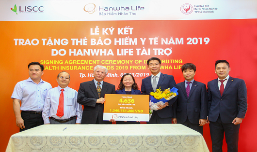Hanwha Life Việt Nam tặng hơn 4.600 thẻ bảo hiểm y tế cho người nghèo