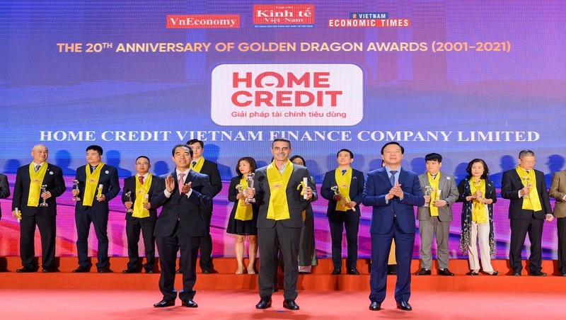 Ông Fabien Sanchez – Giám đốc Giám đốc Bộ phận Rủi ro và Thu hồi nợ - đại diện Home Credit Việt Nam nhận giải thưởng từ đại diện Ban tổ chức Rồng Vàng 2021.