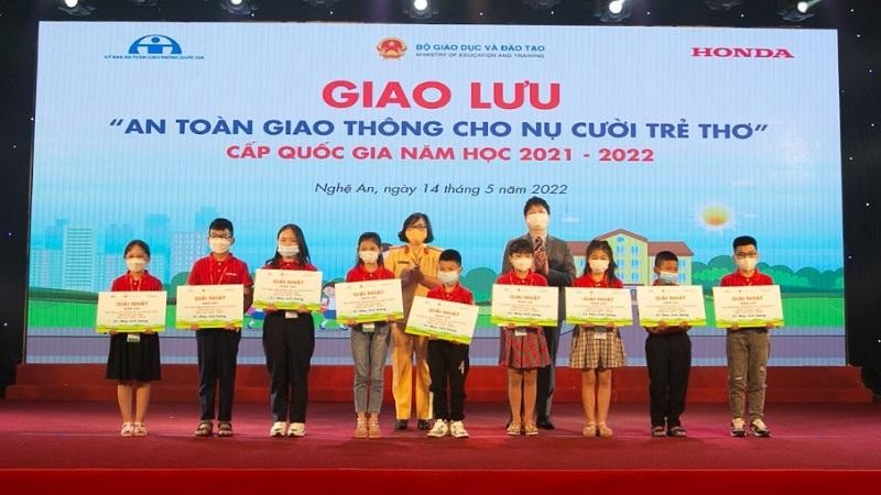 Thượng tá Tạ Thị Hồng Minh và ông Kazuya Maruyama - Trợ lí Giám đốc HVN trao giải nhất cho các học sinh xuất sắc
