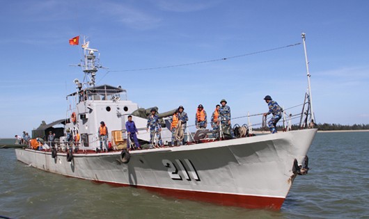Tàu hải quân tham gia cứu nạn.