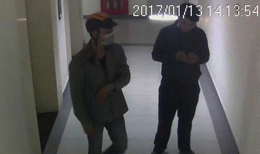 Nghi phạm giết nữ sinh (bên phải) cùng chủ xe ba gác bị camera chung cư ghi lại.