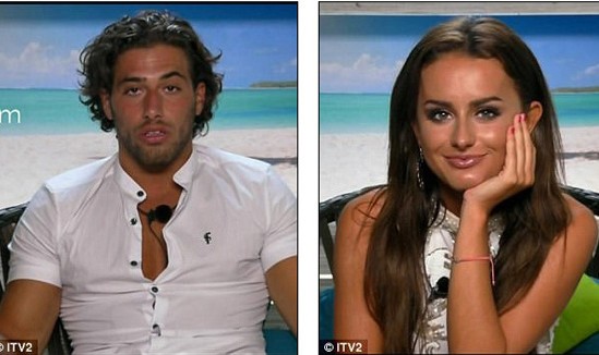 Cặp thí sinh Kem Cetinay - Amber Davies lỡ "yêu" quá đà trong Love Island.
