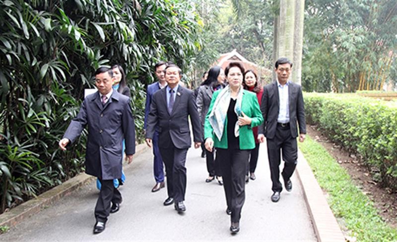 Chủ tịch Quốc hội Nguyễn Thị Kim Ngân dâng hương tưởng nhớ Bác Hồ ảnh 2
