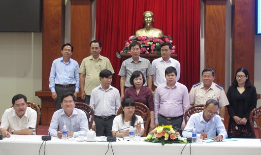 Các đơn vị trong khu vực thi đua ĐBSCL năm 2018 thực hiện ký kết giao ước thi đua.