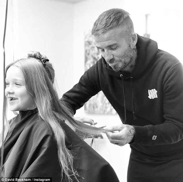 David Beckham cắt tóc cho con gái cưng Harper, 6 tuổi hôm thứ 2 vừa qua, anh tỏ ra buồn bã vì luôn muốn con giữ mái tóc dài