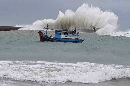 Thót tim với sóng cao ngất đập vào Phú Quý trước khi bão số 9 vào - Ảnh 1. Thót tim với sóng cao ngất đập vào Phú Quý trước khi bão số 9 vào - Ảnh 1.