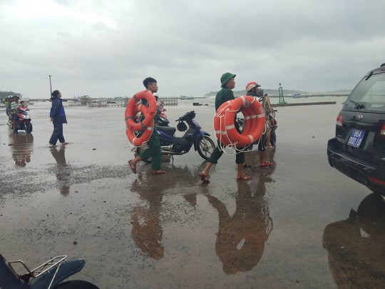 Thót tim với sóng cao ngất đập vào Phú Quý trước khi bão số 9 vào - Ảnh 2. Thót tim với sóng cao ngất đập vào Phú Quý trước khi bão số 9 vào - Ảnh 2.