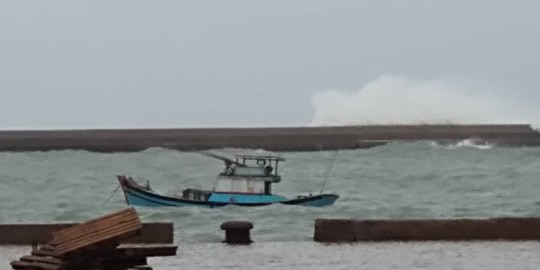 Thót tim với sóng cao ngất đập vào Phú Quý trước khi bão số 9 vào - Ảnh 4. Thót tim với sóng cao ngất đập vào Phú Quý trước khi bão số 9 vào - Ảnh 4.