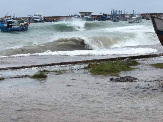 Thót tim với sóng cao ngất đập vào Phú Quý trước khi bão số 9 vào - Ảnh 3. Thót tim với sóng cao ngất đập vào Phú Quý trước khi bão số 9 vào - Ảnh 3.