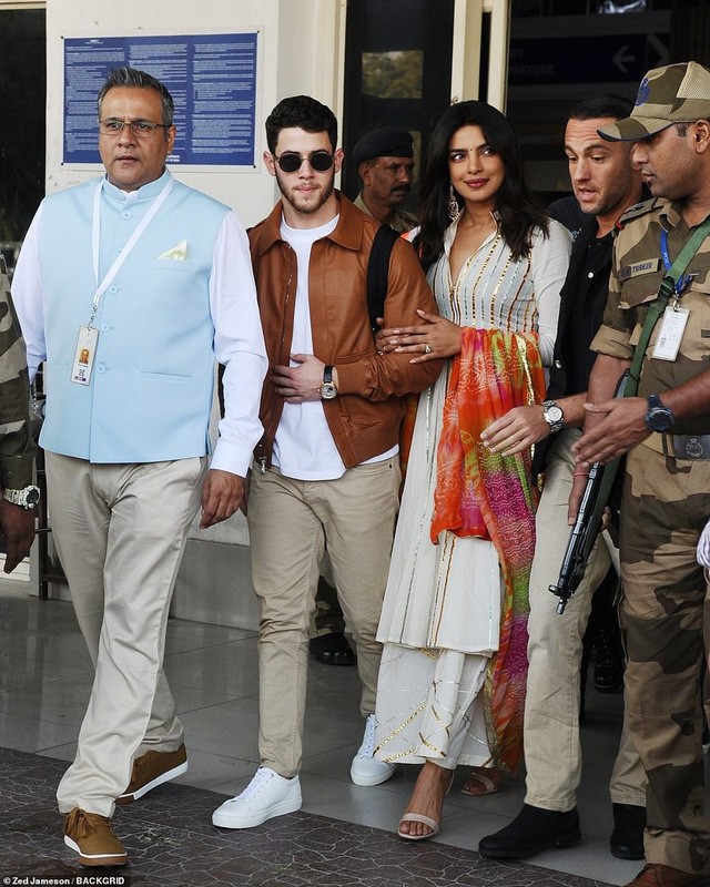 Priyanka Chopra, 36 tuổi và chồng sắp cưới Nick Jonas, 26 tuổi xuất hiện tại Jodhpur, Ấn Độ ngày 29/11 vừa qua để chuẩn bị cho đám cưới của mình