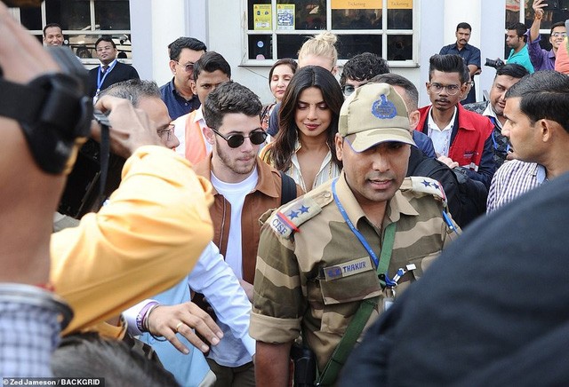 Hoa hậu thế giới năm 2000 Priyanka Chopra và ca sỹ 26 tuổi Nick Jonas mới hẹn hò được chừng hơn 6 tháng nhưng quen biết nhau đã lâu. Kể lại về sự kiện bạn trai cầu hôn, hoa hậu xinh đẹp nói: Nick đưa tôi đến Crete và tôi nghĩ đó sẽ là một chuyến đi mừng sinh nhật bình thường rồi Nick bất ngờ quỳ gối và nói: Em sẽ làm anh trở thành người đàn ông hạnh phúc nhất trên thế giới bằng việc cưới anh chứ?. Tôi đã không nói nên lời trong khoảng 45 giây...