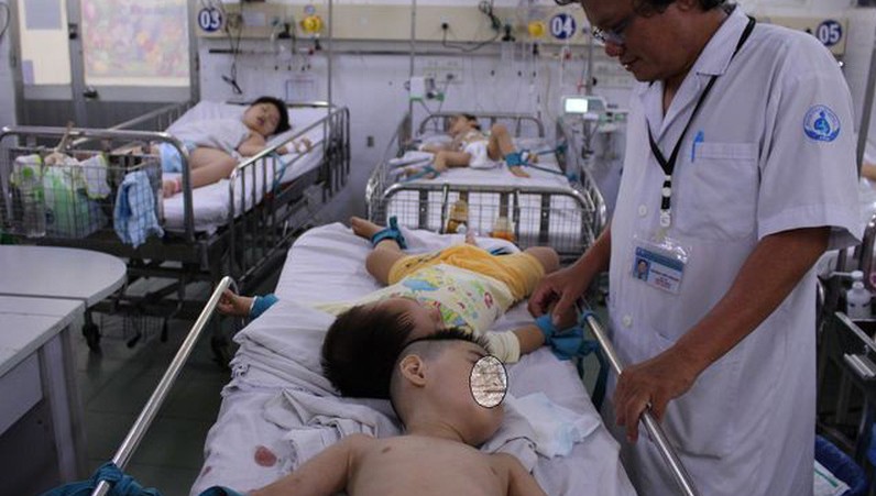 Theo dõi sức khỏe bệnh nhi tại khoa Nhiễm - Thần kinh, Nhi đồng 1. Ảnh: Dân trí.