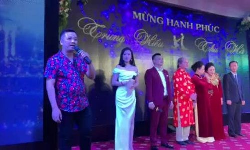 Nhạc sĩ Tiến Minh hát mừng đám cưới NSND Trung Hiếu