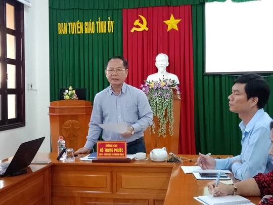 Cô giáo vào nhà nghỉ cùng nam sinh lớp 10 vẫn đến trường - Ảnh 2. Cô giáo vào nhà nghỉ cùng nam sinh lớp 10 vẫn đến trường - Ảnh 2.