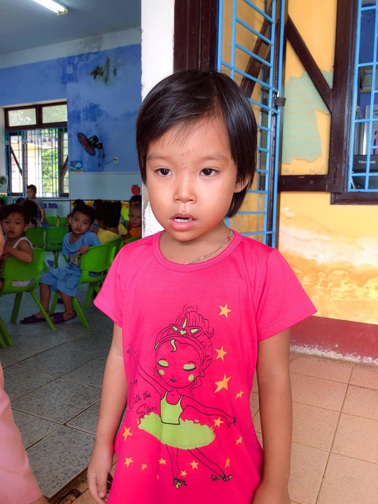 Nỗ lực tìm người thân cháu bé bị lạc trên bãi biển - Ảnh 1. Nỗ lực tìm người thân cháu bé bị lạc trên bãi biển - Ảnh 1.