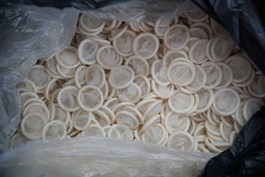 Ớn lạnh với hàng đống bao cao su giả ở TP HCM - Ảnh 2. Ớn lạnh với hàng đống bao cao su giả ở TP HCM - Ảnh 2.