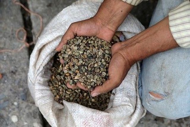Tiền mặt vô dụng, dân Venezuela lấy hàng đổi hàng như thời nguyên thủy - 2 Tiền mặt vô dụng, dân Venezuela lấy hàng đổi hàng như thời nguyên thủy - 2