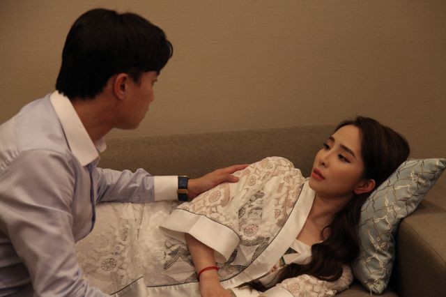 Quỳnh Nga tiết lộ suýt ngã dập mặt vì hôn Quốc Trường trong “Về nhà đi con” - 4 Quỳnh Nga tiết lộ suýt ngã dập mặt vì hôn Quốc Trường trong “Về nhà đi con” - 4