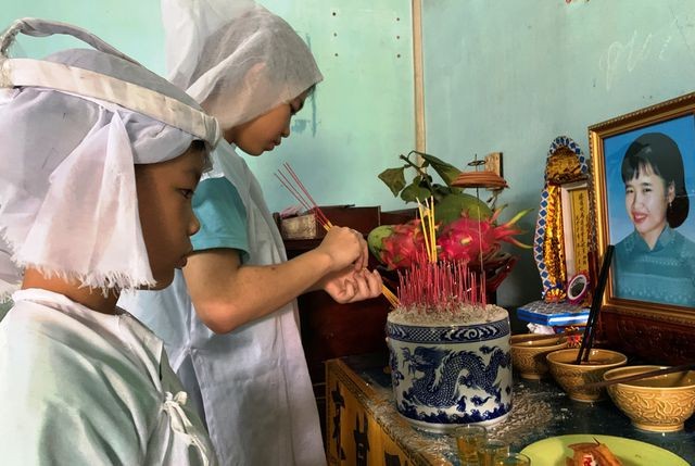 Gờ giảm tốc “lậu” khiến 4 đứa trẻ mất mẹ mùa Vu lan - 1 Gờ giảm tốc “lậu” khiến 4 đứa trẻ mất mẹ mùa Vu lan - 1