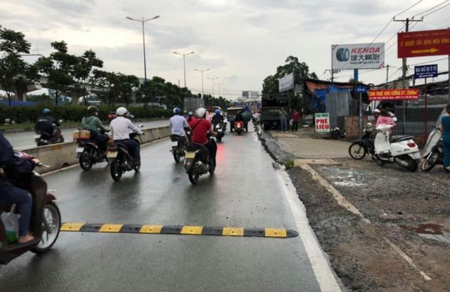 Gờ giảm tốc “lậu” khiến 4 đứa trẻ mất mẹ mùa Vu lan - 3 Gờ giảm tốc “lậu” khiến 4 đứa trẻ mất mẹ mùa Vu lan - 3